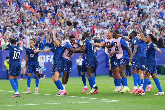 Para pemain Prancis merayakan kemenangan di akhir laga babak 16 besar Piala Dunia 2026 antara Paraguay vs Prancis di Philadelphia, Sabtu, 4 Juli 2026 (c) AP Photo/Martin Meissner