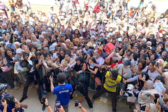 Pitwalk Berubah Menjadi Lautan Penggemar Ing Asavanund Pitwalk Berubah Menjadi Lautan Penggemar Ing Asavanund
