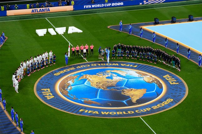 Spanyol vs Argentina, Duel Dua Filosofi Berbeda Para pemain Inggris (kiri) dan Argentina berdiri saat lagu kebangsaan dikumandangkan sebelum laga semifinal Piala Dunia 2026 antara Inggris vs Argentina di Atlanta, Rabu, 15 Juli 2026 (c) AP Photo/Lynne Sladky
