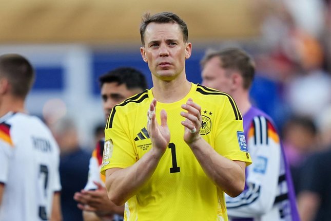 Manuel Neuer Menutup Era Bersama Jerman Kiper Jerman, Manuel Neuer menyapa para suporter setelah kekalahan kontra Paraguay dalam pertandingan Piala Dunia 2026 , Senin (29/6/2026). (c) AP Photo/Martin Meissner