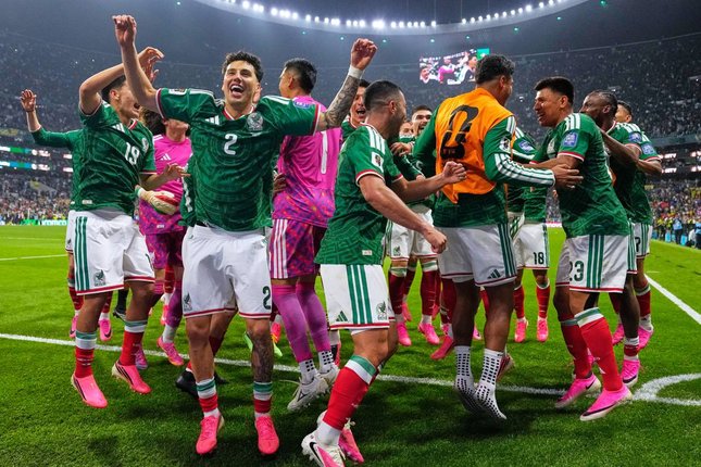 Rekor Impresif Meksiko Terus Berlanjut Para pemain Meksiko melakukan selebrasi setelah pertandingan babak 32 besar Piala Dunia 2026 melawan Ekuador, Rabu (1/7/2026). (c) AP Photo/Natacha Pisarenko