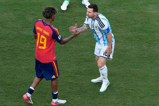 Peluk dan Hibur Messi Peluk dan Hibur Messi