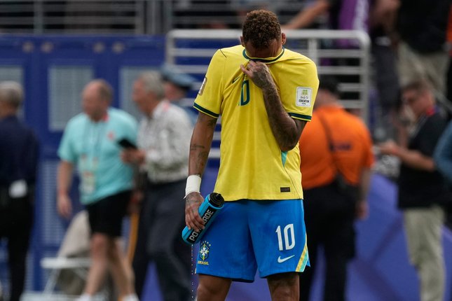 Neymar Gagal Mengakhiri Penantian Brasil Ekspresi kesedihan Neymar usai brasil tersingkir dari Piaal Dunia 2026 (c) AP Photo/Seth Wenig