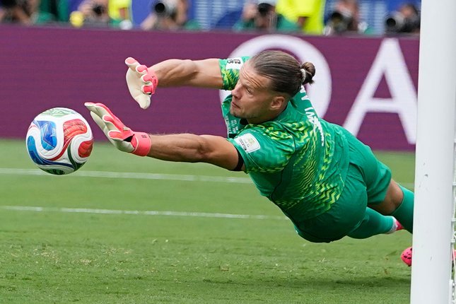 Sudah Diputuskan Sejak Awal Kiper Timnas Norwegia, Orjan Nyland menepis penalti Bruno Guimaraes di laga Brasil vs Norwegia (c) AP Photo/Frank Franklin II