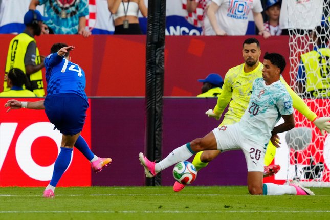 Babak Kedua Pemain Timnas Kroasia, Ivan Perisic melepaskan tembakan yang menjadi gol ke gawang Timnas Portugal, Jumat (3/7/2026) (c) Frank Gunn/The Canadian Press via AP