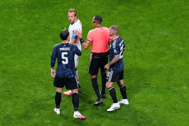 Permainan Keras Mengubah Ritme Laga Wasit Ismail Elfath asal Amerika Serikat melerai pemain Inggris Harry Kane, serta pemain Argentina Leandro Paredes (5) dan Alexis Mac Allister (20) dalam laga semifinal Piala Dunia 2026 Inggris vs Argentina di Atlanta, Rabu, 15 Juli 2026 (c) AP Photo/Lynne Sladky