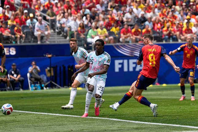 Berikan Segalanya Fabian Ruiz melepaskan tembakan yang menjadi gol pertama Spanyol atas Belgia di perempat final Piala Dunia 2026 (c) AP Photo/Lindsey Wasson