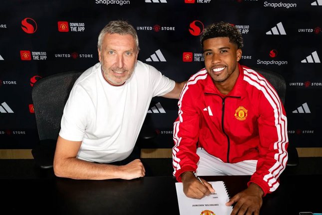 Transfer yang Tepat Guna Andrey Santos berpose dengan Jason Wilcox usai diperkenalkan sebagai pemain baru Manchester United (c) MUFC Official