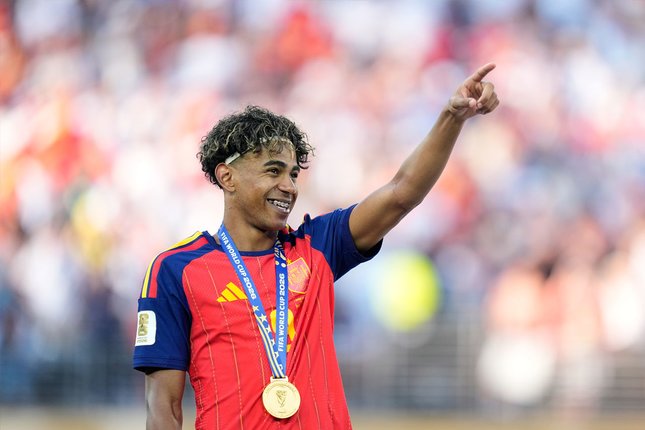 Lamine Bisa Jadi False Nine Pemain Spanyol Lamine Yamal bergestur sembari mengenakan medalinya setelah memenangkan laga final Piala Dunia 2026 antara Spanyol vs Argentina di East Rutherford, N.J., dekat New York, Minggu, 19 Juli 2026 (c) AP Photo/Ashley Landis