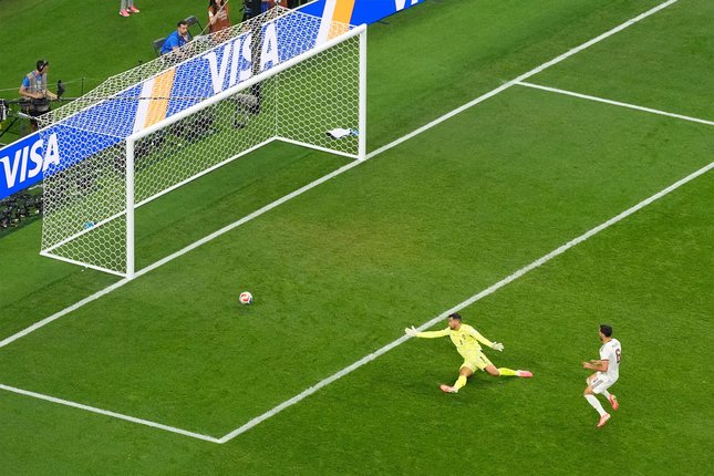 Gol Dramatis Kontra Portugal Jadi Momen Terbaik Pemain Spanyol Mikel Merino (kanan) mencetak gol saat kiper Portugal Diogo Costa berusaha menghentikannya dalam laga babak 16 besar Piala Dunia 2026 antara Portugal vs Spanyol di Arlington, Texas, dekat Dallas, Senin, 6 Juli 2026 (c) AP Photo/Jessica Tobias