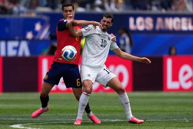 Pemain Austria Florian Grillitsch dan pemain Spanyol Mikel Merino berebut bola dalam pertandingan Piala Dunia 2026, Jumat (3/7/2026). (c) AP Photo/Mark J. Terrill