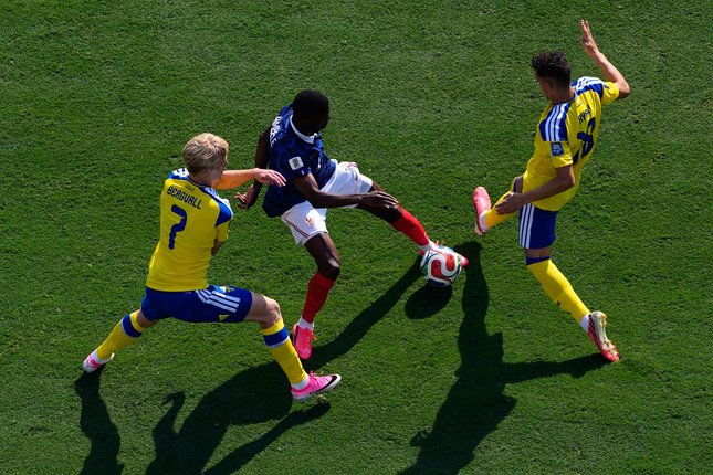 Catatan Menarik Duel Prancis vs Swedia Pemain Swedia Lucas Bergvall (7) dan Yasin Ayari (18) mengawal pemain Prancis Ousmane Dembele dalam laga babak 32 besar Piala Dunia 2026 antara Prancis vs Swedia di East Rutherford, 30 Juni 2026 (c) AP Photo/Petr David Josek