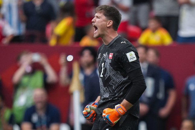 Kiper Swiss Gregor Kobel bereaksi setelah menepis tendangan penalti dalam adu penalti laga babak 16 besar Piala Dunia 2026 antara Swiss vs Kolombia di Vancouver, British Columbia, Selasa, 7 Juli 2026 (c) Darryl Dyck/The Canadian Press via AP