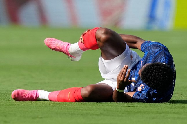 Tchouameni Alami Cedera Aurelien Tchouameni memegangi lututnya di laga Prancis vs Swedia, 32 besar Piala Dunia 2026 (c) AP Photo/Frank Franklin II
