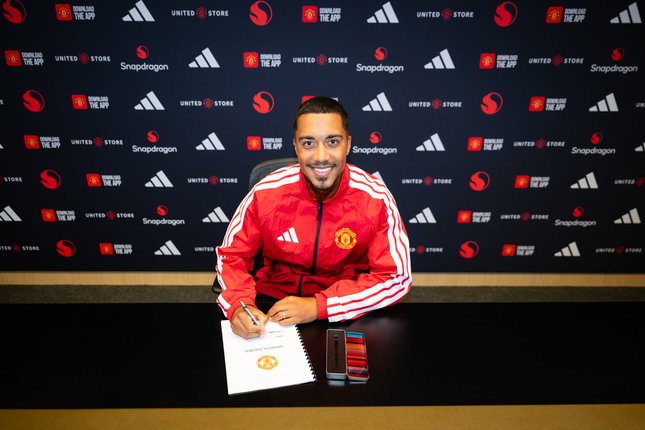 Siap Sambut Tantangan Baru Youri Tielemans resmi bergabung dengan Manchester United (c) MUFC Official