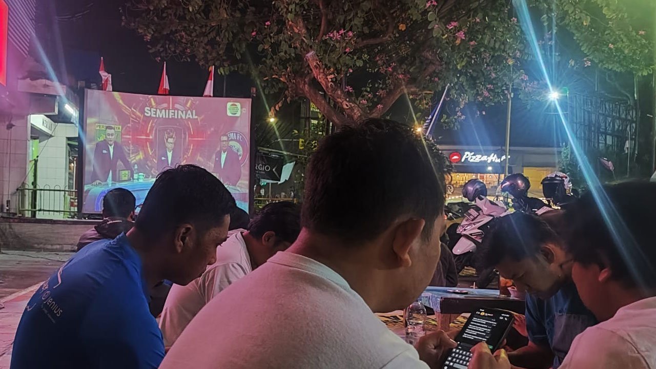 Ketika Aremania Memindahkan Tribun Piala Presiden 2026 ke Angkringan Ketika Aremania Memindahkan Tribun Piala Presiden 2026 ke Angkringan