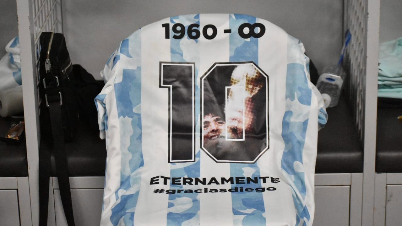 Harganya Fantastis, Bola 'Gol Tangan Tuhan' Diego Maradona Laku Lebih dari Rp60 Miliar! Harganya Fantastis, Bola 'Gol Tangan Tuhan' Diego Maradona Laku Lebih dari Rp60 Miliar!