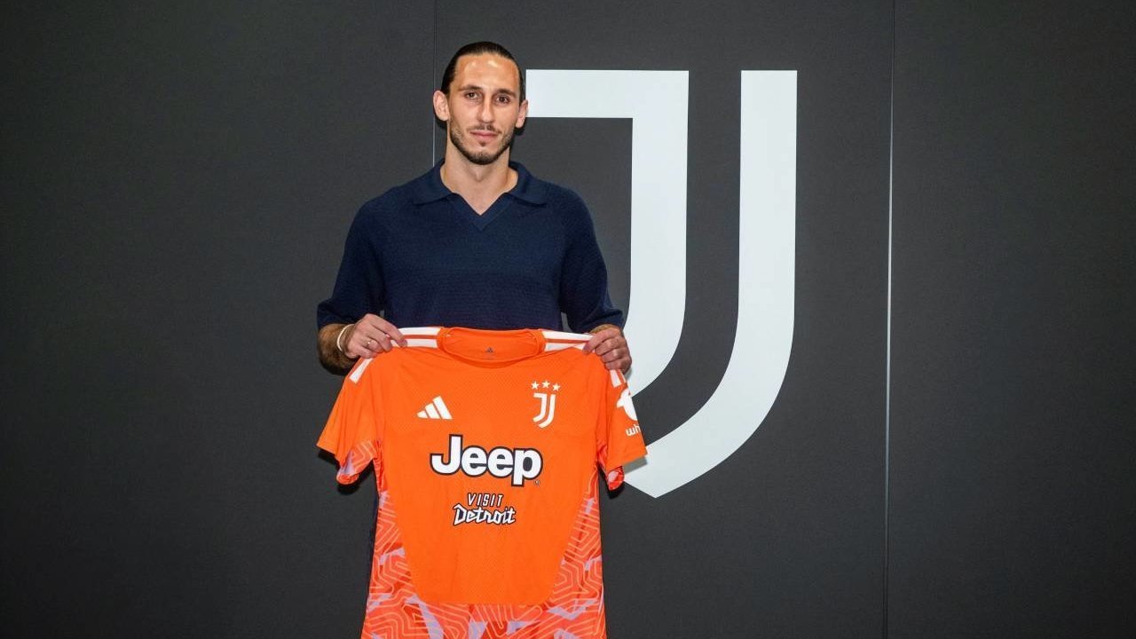 Juventus Resmi Datangkan Kamil Grabara dari Wolfsburg Juventus Resmi Datangkan Kamil Grabara dari Wolfsburg
