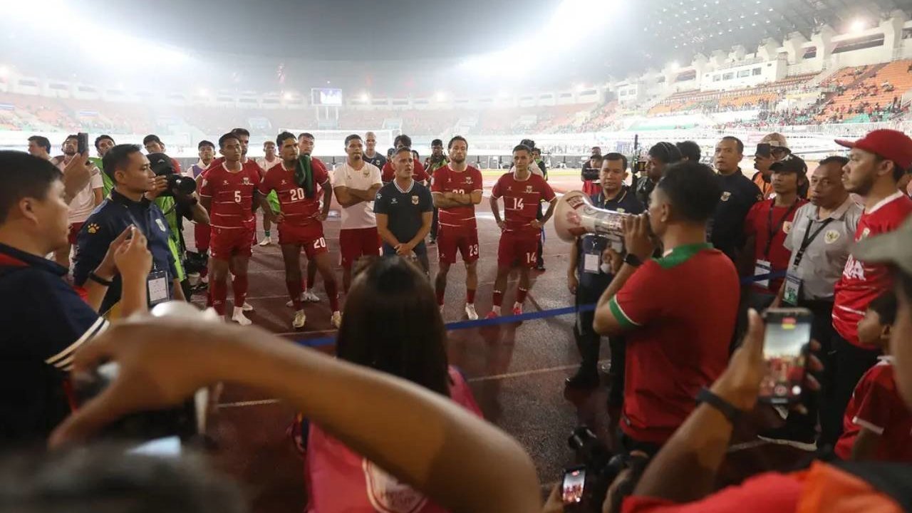 Ekspresi Lesu Pemain Timnas Indonesia Usai Kalah Telak dari Vietnam Ekspresi Lesu Pemain Timnas Indonesia Usai Kalah Telak dari Vietnam