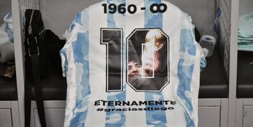 Harganya Fantastis, Bola 'Gol Tangan Tuhan' Diego Maradona Laku Lebih dari Rp60 Miliar! Harganya Fantastis, Bola 'Gol Tangan Tuhan' Diego Maradona Laku Lebih dari Rp60 Miliar!