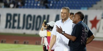Setelah 1.903 Hari Berlalu, Momen Iwan Budianto Kembali Kawal Arema FC di Stadion Kanjuruhan Setelah 1.903 Hari Berlalu, Momen Iwan Budianto Kembali Kawal Arema FC di Stadion Kanjuruhan