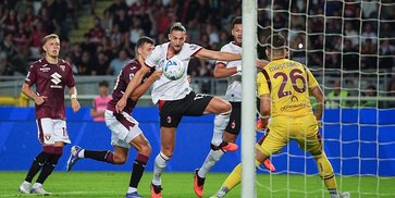 AC Milan: Struktur 3-4-2-1 Jadi Fondasi, Pressing Tinggi Jadi Senjata AC Milan: Struktur 3-4-2-1 Jadi Fondasi, Pressing Tinggi Jadi Senjata