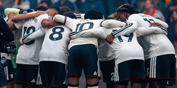 Dipermalukan Tim Promosi, Luke Shaw Yakin MU Bakal Bersinar di Musim 2026/2027 Dipermalukan Tim Promosi, Luke Shaw Yakin MU Bakal Bersinar di Musim 2026/2027