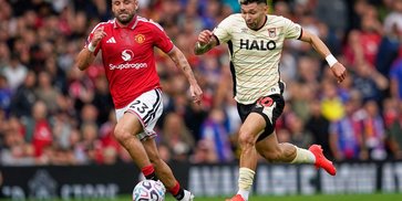 Wajah Baru Old Trafford: Rumput Diganti Setelah 14 Tahun, Tembok Dipasangi Bantalan, dan MU Menang Telak! Wajah Baru Old Trafford: Rumput Diganti Setelah 14 Tahun, Tembok Dipasangi Bantalan, dan MU Menang Telak!
