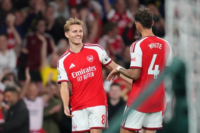 Arsenal Puncaki Klasemen, Coventry Terpuruk Arsenal Puncaki Klasemen, Coventry Terpuruk