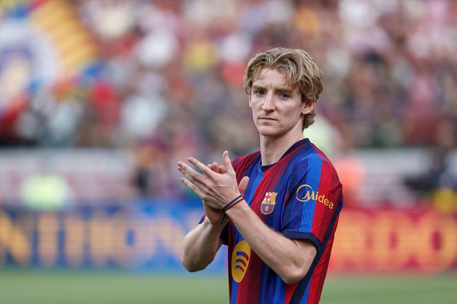 5. Barcelona Memiliki Dua Kombinasi Serangan Pemain Barcelona Anthony Gordon bertepuk tangan sebelum laga Joan Gamper Trophy antara Barcelona vs Al Ahly di Camp Nou, Barcelona, Spanyol, Rabu, 19 Agustus 2026 (c) AP Photo/Joan Monfort