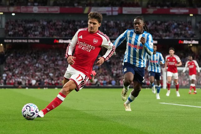 Pemain Arsenal, Christos Tzolis, membawa bola dalam pertandingan Liga Inggris melawan Coventry City di London, Sabtu (22/8/2026). (c) AP Photo/Kirsty Wigglesworth