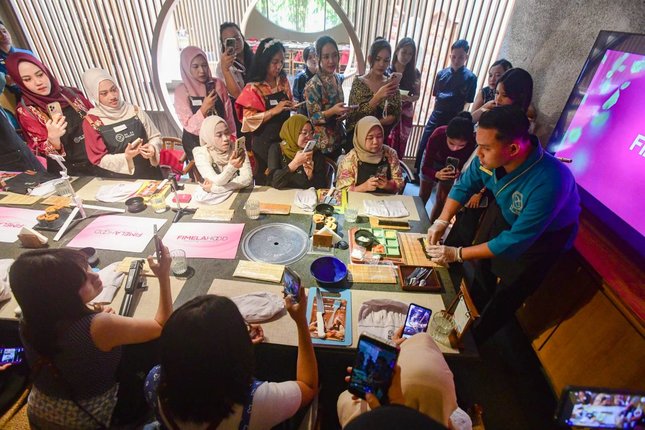 Fimelahood Getting Intimate Jadi Ruang Bangun Koneksi Para member Fimelahood tidak hanya menikmati sushi, tetapi juga mencoba langsung proses pembuatannya dengan arahan dari chef Kenjiro. (c) Dok. Fimela.com