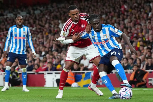 Babak Pertama Pemain Arsenal, Gabriel Magalhaes, berebut bola dengan pemain Coventry City, Loum Tchaouna, dalam pertandingan Premier League, Sabtu (22/8/2026). (c) AP Photo/Kirsty Wigglesworth