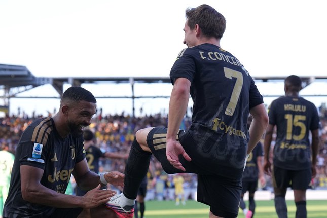 Susunan Pemain Kedua Tim Bremer menggosok sepatu Francisco Conceicao usai sang winger memberikan assist untuk golnya melawan Frosinone (c) Alfredo Falcone/LaPresse via AP