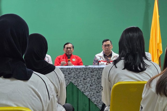 Persatuan Jadi Kekuatan Tim Ketua Umum PP PBVSI Imam Sudjarwo bicara di hadapan Timnas Voli Putri Indonesia (c) Istimewa