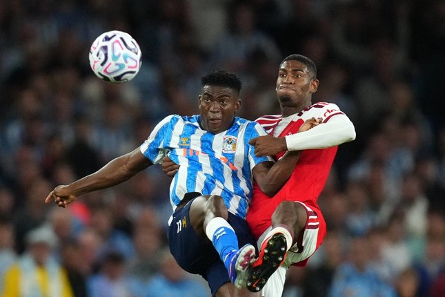 Susunan Pemain Pemain Coventry City, Taiwo Awoniyi, berebut bola dengan pemain Arsenal, Cristhian Mosquera, dalam pertandingan Premier League, Sabtu (22/8/2026). (c) AP Photo/Kirsty Wigglesworth