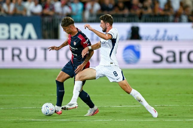 Pemain Cagliari, Daniel Maldini (kiri), berebut bola dengan pemain Inter Milan, Petar Sucic dalam pertandingan Serie A, Senin (31/8/2026). (c) Gianluca Zuddas/LaPresse via AP