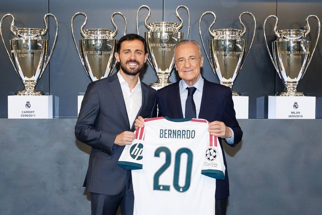 Siapa Jawaban untuk Masalah Lini Tengah? Bernardo Silva (kiri) saat diperkenalkan secara resmi oleh Real Madrid (c) Instagram/realmadrid