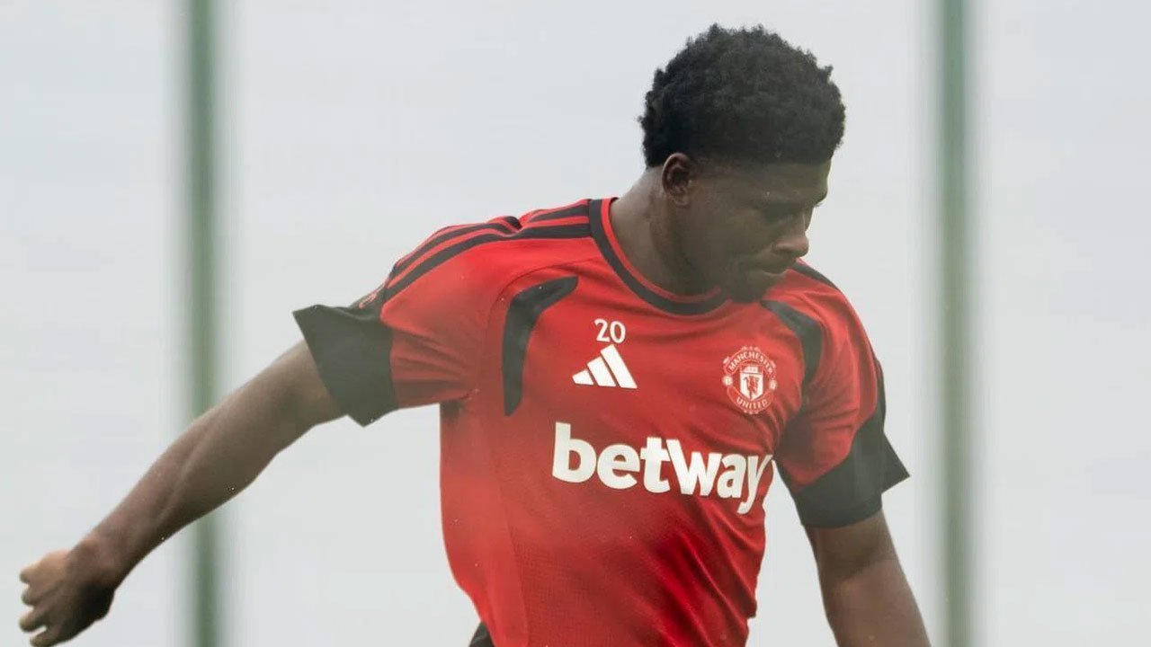 Michael Carrick Konfirmasi Kapan Carlos Baleba Debut di MU Michael Carrick Konfirmasi Kapan Carlos Baleba Debut di MU