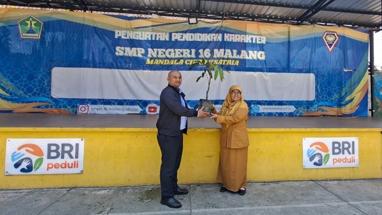 BRI Region 13 Malang Dorong Kepedulian Lingkungan dari Sekolah, Bagikan 17 Bibit Pohon Produktif BRI Region 13 Malang Dorong Kepedulian Lingkungan dari Sekolah, Bagikan 17 Bibit Pohon Produktif