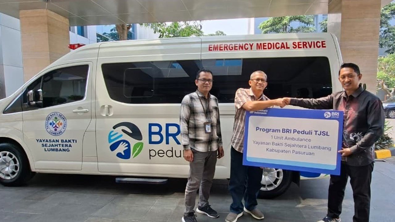 BRI Region 13 Malang Serahkan Ambulans untuk Dukung Akses Kesehatan Warga Lumbang