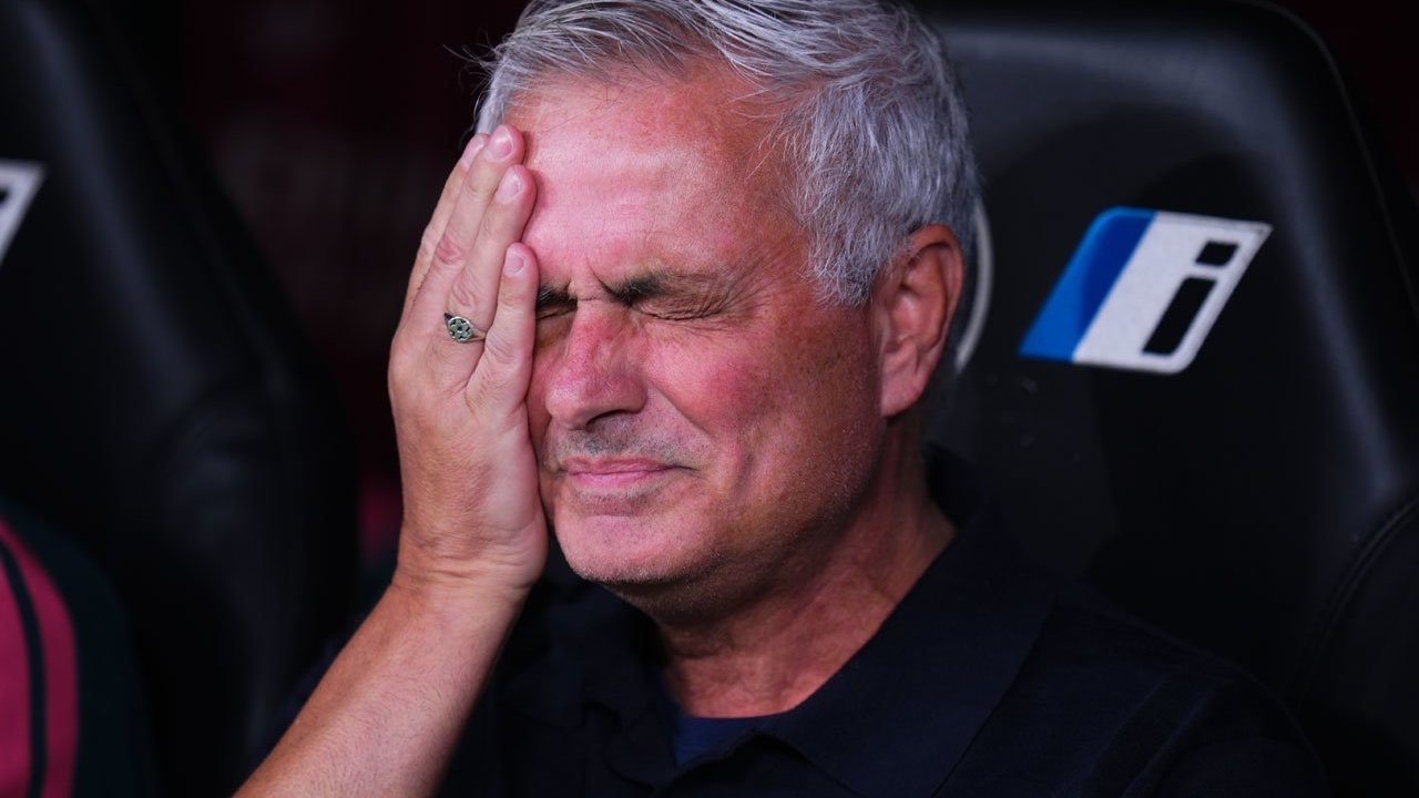 Ketika Jose Mourinho Ulang Aksi Thomas Doll Tahun 2023: Bawa Kertas A4 untuk Protes Wasit di Derbi Madrid