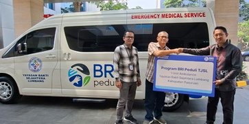 BRI Region 13 Malang Serahkan Ambulans untuk Dukung Akses Kesehatan Warga Lumbang