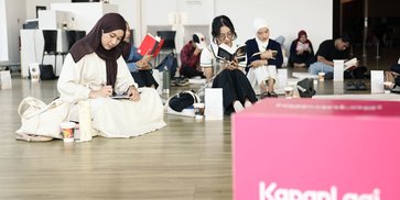 KapanLagi Book Club Gelar Silent Reading di Tengah Karya Seni Museum MACAN KapanLagi Book Club Gelar Silent Reading di Tengah Karya Seni Museum MACAN