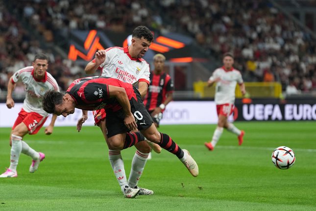 Perkiraan Susunan Pemain Pemain AC Milan Ardon Jashari ditekel oleh pemain Benfica Tomas Araujo dalam laga Liga Europa antara AC Milan vs Benfica di Milan, Italia, Rabu, 16 September 2026 (c) AP Photo/Antonio Calanni