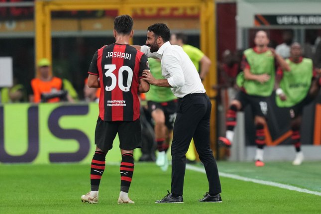 Prediksi Starting XI Milan vs Lecce Pelatih kepala AC Milan Ruben Amorim berbicara dengan Ardon Jashari dalam laga Liga Europa antara AC Milan vs Benfica di Milan, Italia, Rabu, 16 September 2026 (c) AP Photo/Antonio Calanni