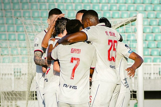 Prediksi Skor Skuad Arema FC merayakan gol Gabriel Silva ke gawang PSM Makassar, Minggu (13.9/2026) (c) Dok. Arema FC