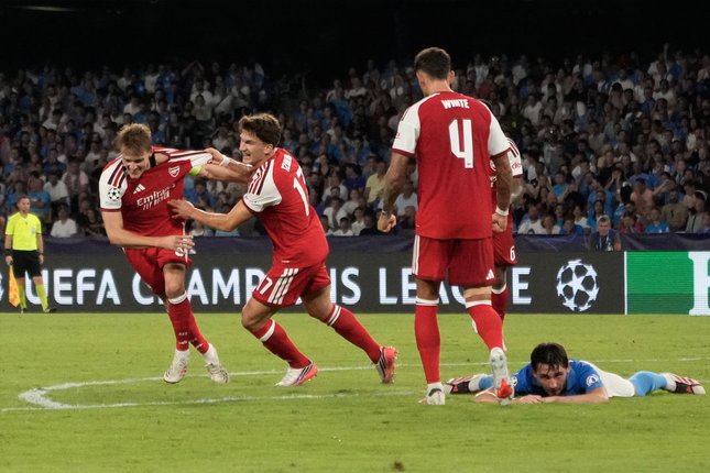 Arteta Berharap Cedera Tidak Terulang, William Saliba Masih Absen Pemain Arsenal Martin Odegaard (kiri) merayakan gol bersama rekan setimnya, Christos Tzolis, dalam laga Liga Champions antara Napoli vs Arsenal di Naples, Italia, Rabu, 9 September 2026 (c) AP Photo/Gregorio Borgia