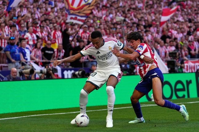 Babak Pertama Pemain Atletico Madrid Giuliano Simeone (kanan) berebut bola dengan pemain Real Madrid Kylian Mbappe dalam pertandingan La Liga, Minggu (20/9/2026). (c) AP Photo/Bernat Armangue