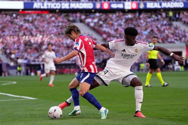 Susunan Pemain Pemain Atletico Madrid Lee Kang-in mencoba melewati pemain Real Madrid Aurelien Tchouameni dalam pertandingan La Liga, Minggu (20/9/2026). (c) AP Photo/Bernat Armangue